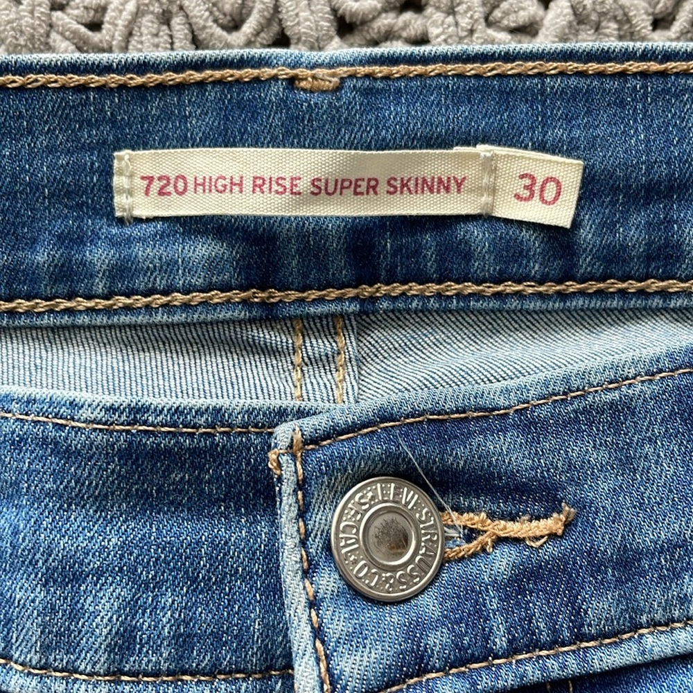 Distressed Levi’s 720 High Rise Super Skinny Jeans - Picture 5 of 8